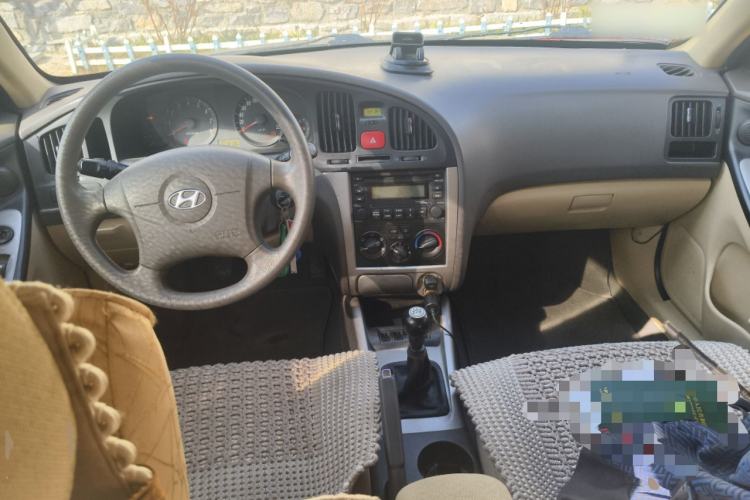 Used Hyundai Elantra 2011 1.6L Manual Comfort Version Center Console