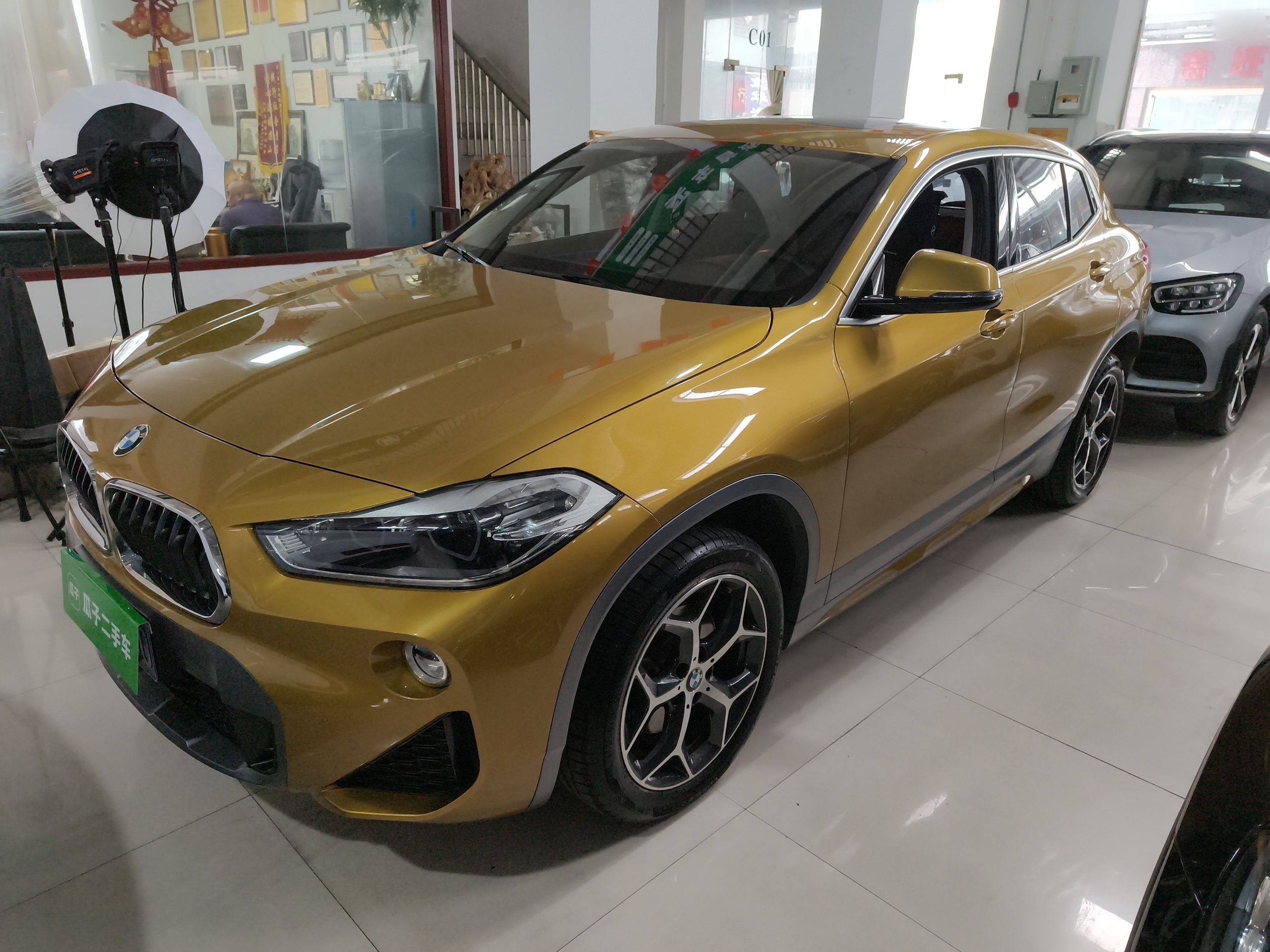 Под передней частью автомобиля