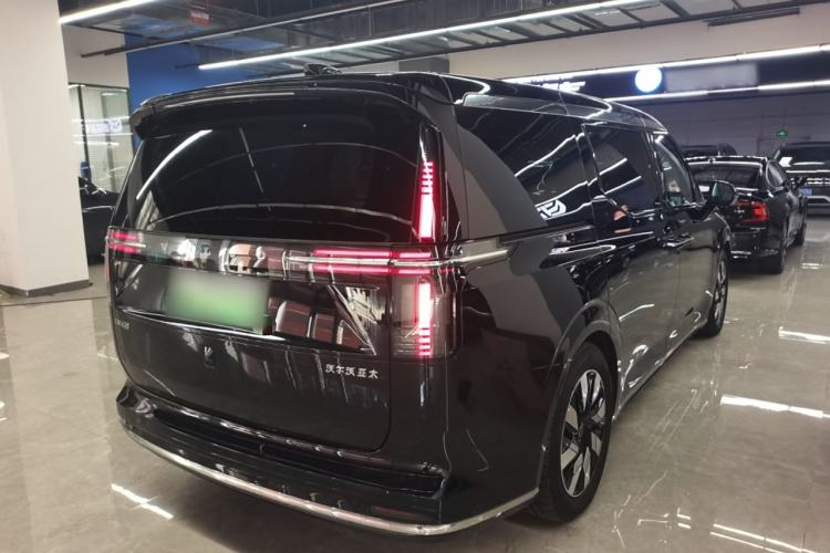 Used Volvo EM90 2025 Ultra Six-Seater
