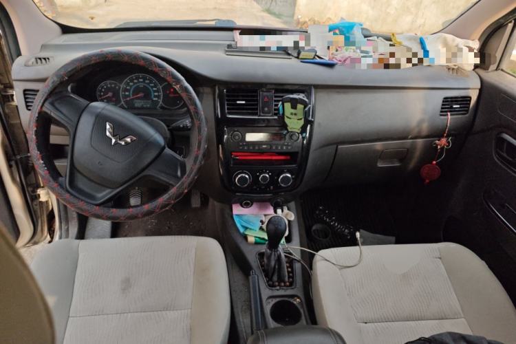 Used Wuling Rongguang V 2016 1.5L Standard Version Center Console