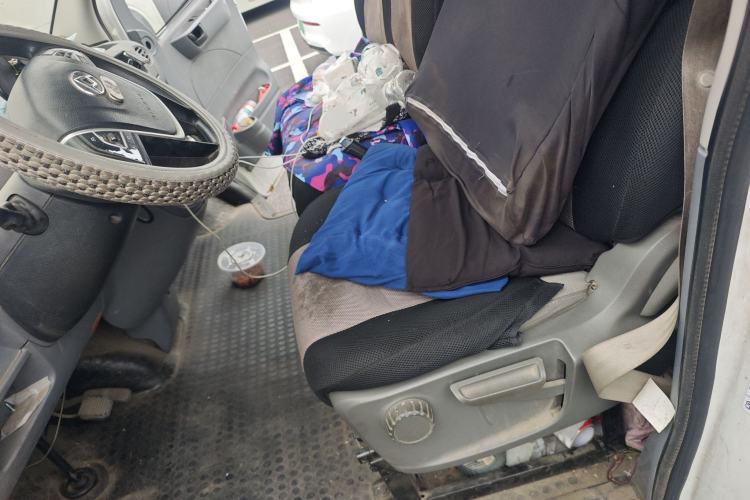 Used SAIC MAXUS Xintu V80 2021 2.0T AMT Classic City Distribution King Long Wheelbase Mid-Roof 3-Seater