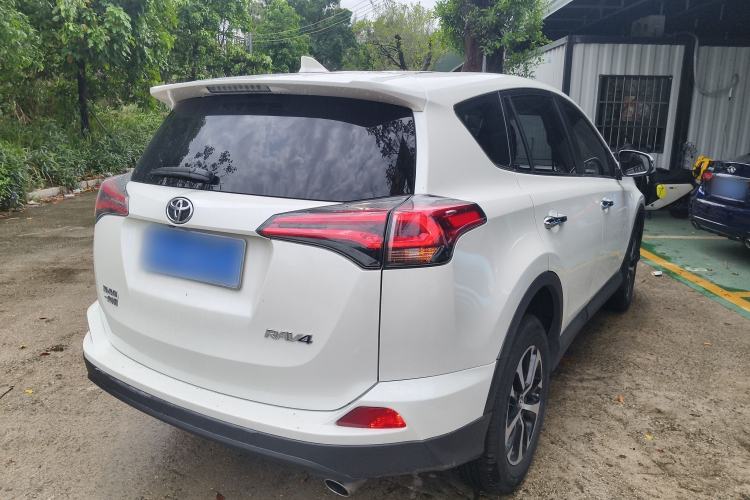Used Toyota RAV4 2019 2.0L CVT Two-Wheel Drive Luxury Version China VI Standard
