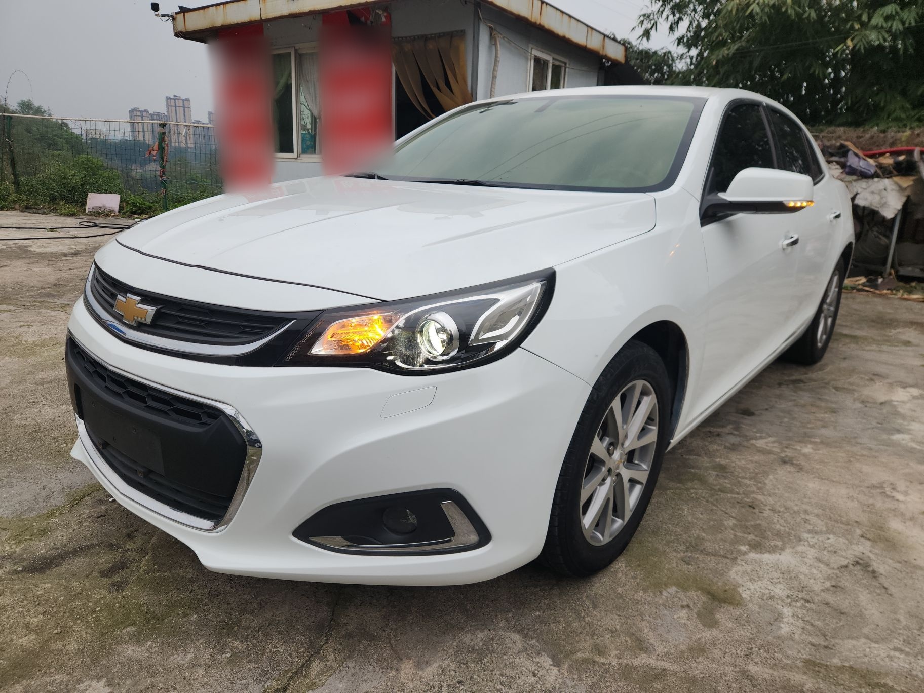 تحت مقدمة السيارة