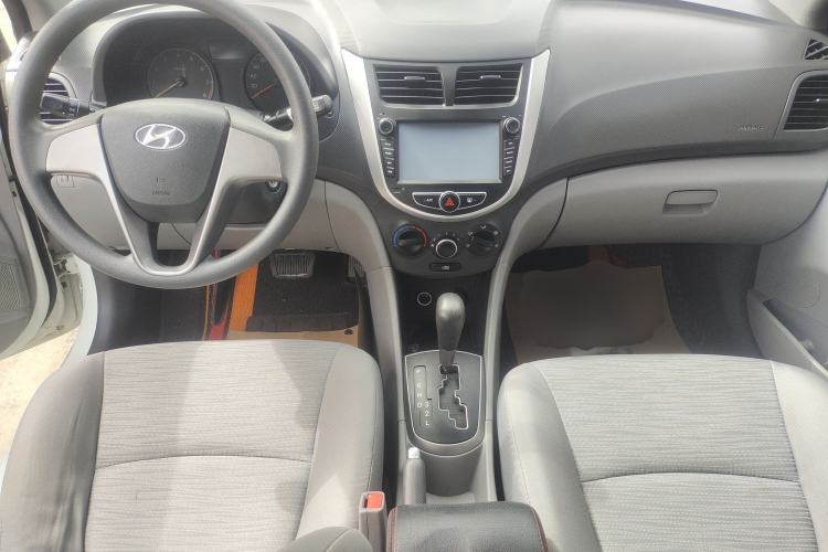 Used Hyundai Verna (older generation) 2014 1.4L Automatic Smart GLS Center Console