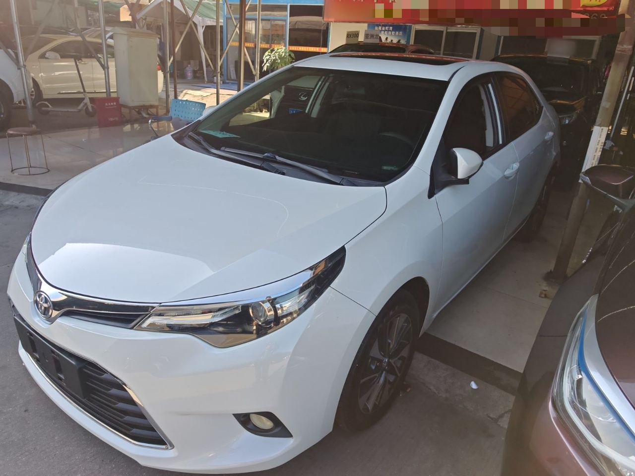 Под передней частью автомобиля