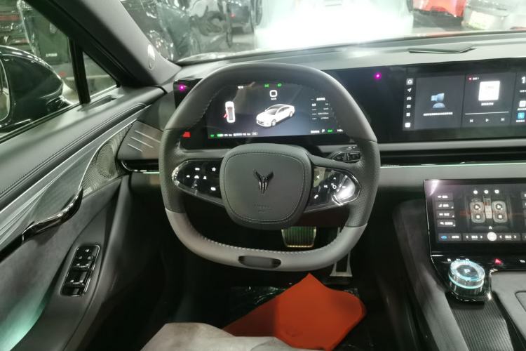 Used VOYAH PASSION 2024 PHEV Four-Wheel Drive Ultra-Long Range Flagship Model
