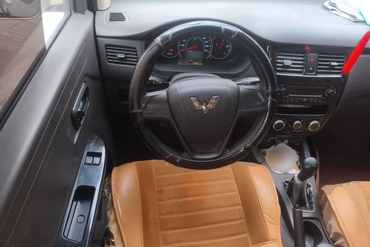 Used Wuling Rongguang V 2016 1.5L Practical Version Non-Power-Assisted Steering Wheel