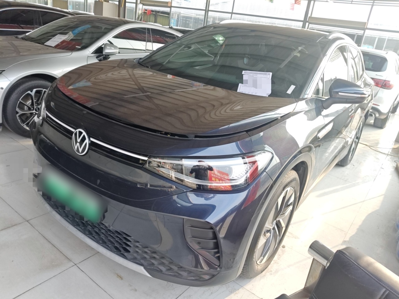 تحت مقدمة السيارة