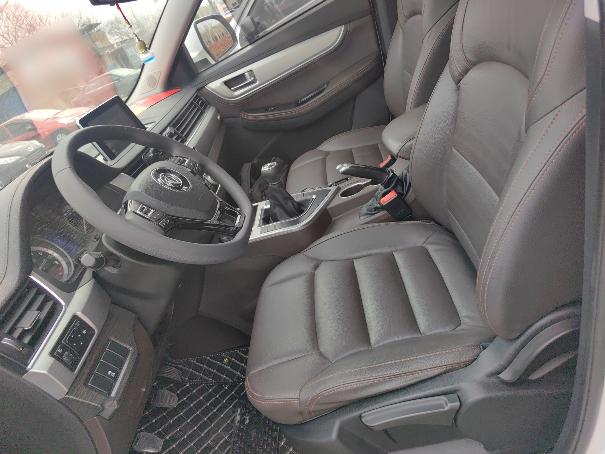 Переднее сиденье в автомобиле