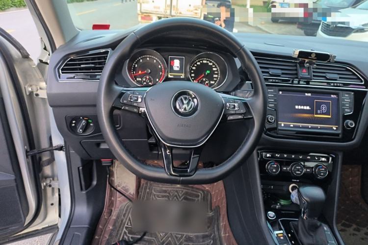 Used Volkswagen Tiguan L 2017 380TSI Automatic All-Wheel-Drive Luxury Edition Steering Wheel