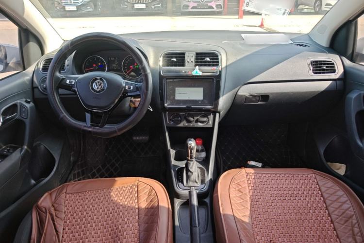 Used Volkswagen Polo 2016 1.6L Automatic Comfort Model Center Console