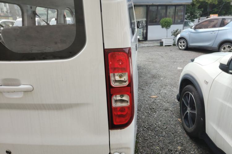 Used Wuling Yangguang 2024 300KM Comfort Version Passenger Van 75kW