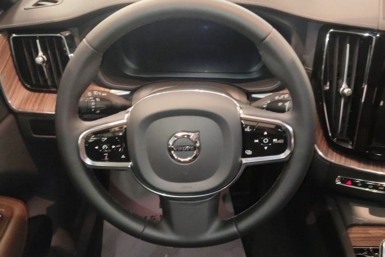 Used Volvo XC60 2023 B5 4x4 Smart Luxury Edition
