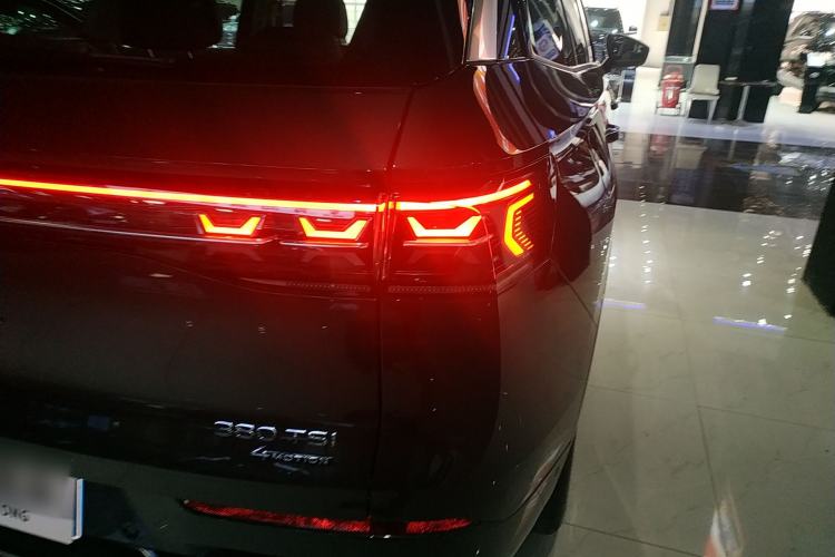 Used Volkswagen Tavendor 2025 Model 380TSI Four-Wheel Drive R-Line Pilgrimage Zhongxiang Edition Exterior 3