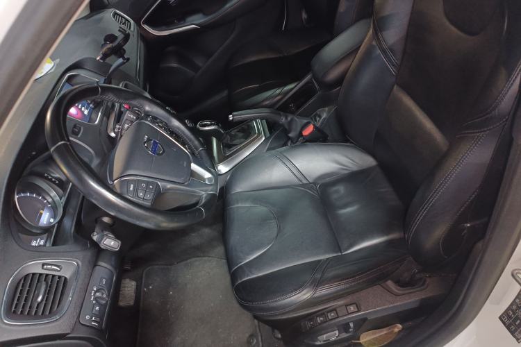 Used Volvo V40 2015 1.6T Zhiya Edition
