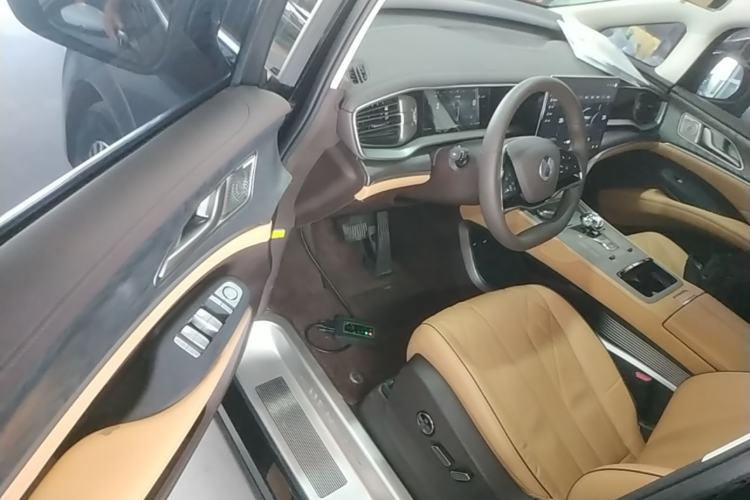 Used Denza D9 2024 DM-i 1050 Luxury Model
