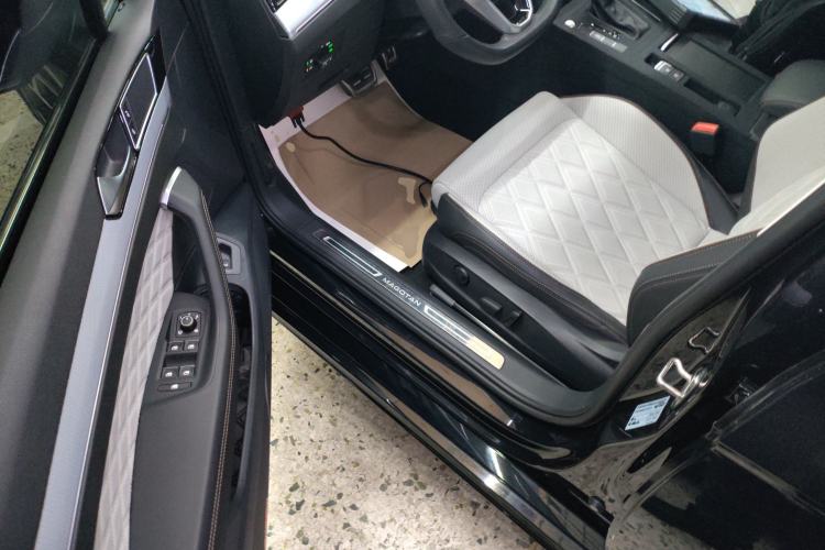 Used Volkswagen Magotan 2024 2 Million Units Zhongxiang Version 330TSI DSG Luxury Edition Driver Seat