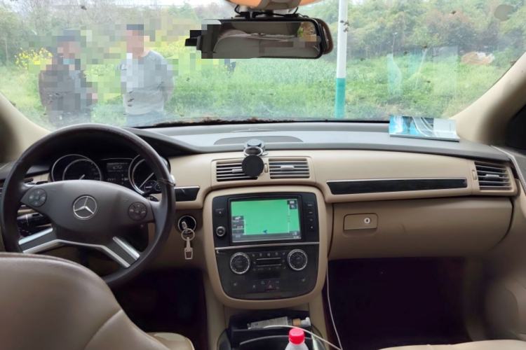 Used Mercedes-Benz R-Class 2014 R 320 4MATIC Luxury Model Center Console