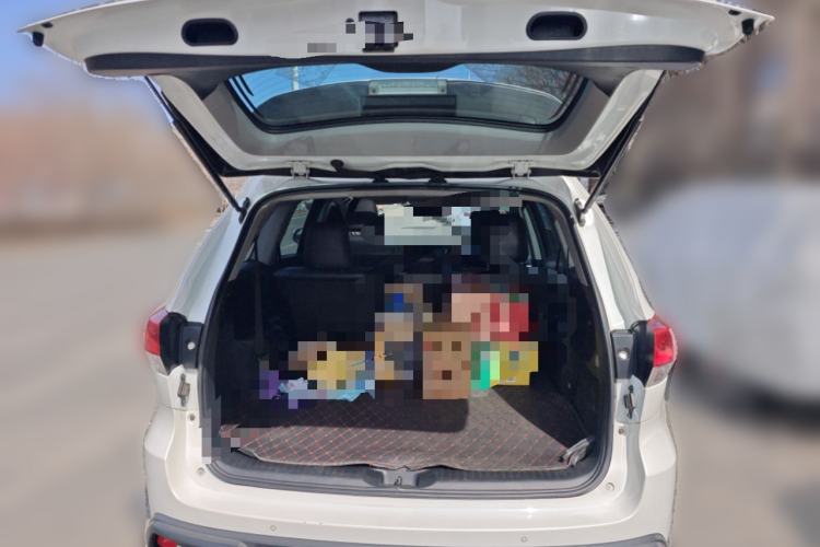 Used Toyota Highlander 2018 2.0T Four-Wheel Drive Luxury Edition 7 Seats China V Emission Standard Trunk