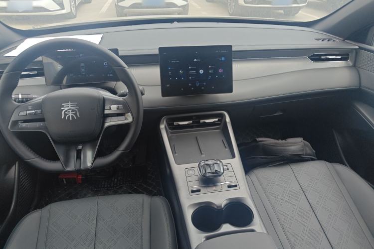 Used BYD Qin PLUS 2025 DM-i Smart Drive 55KM Leading Model Center Console