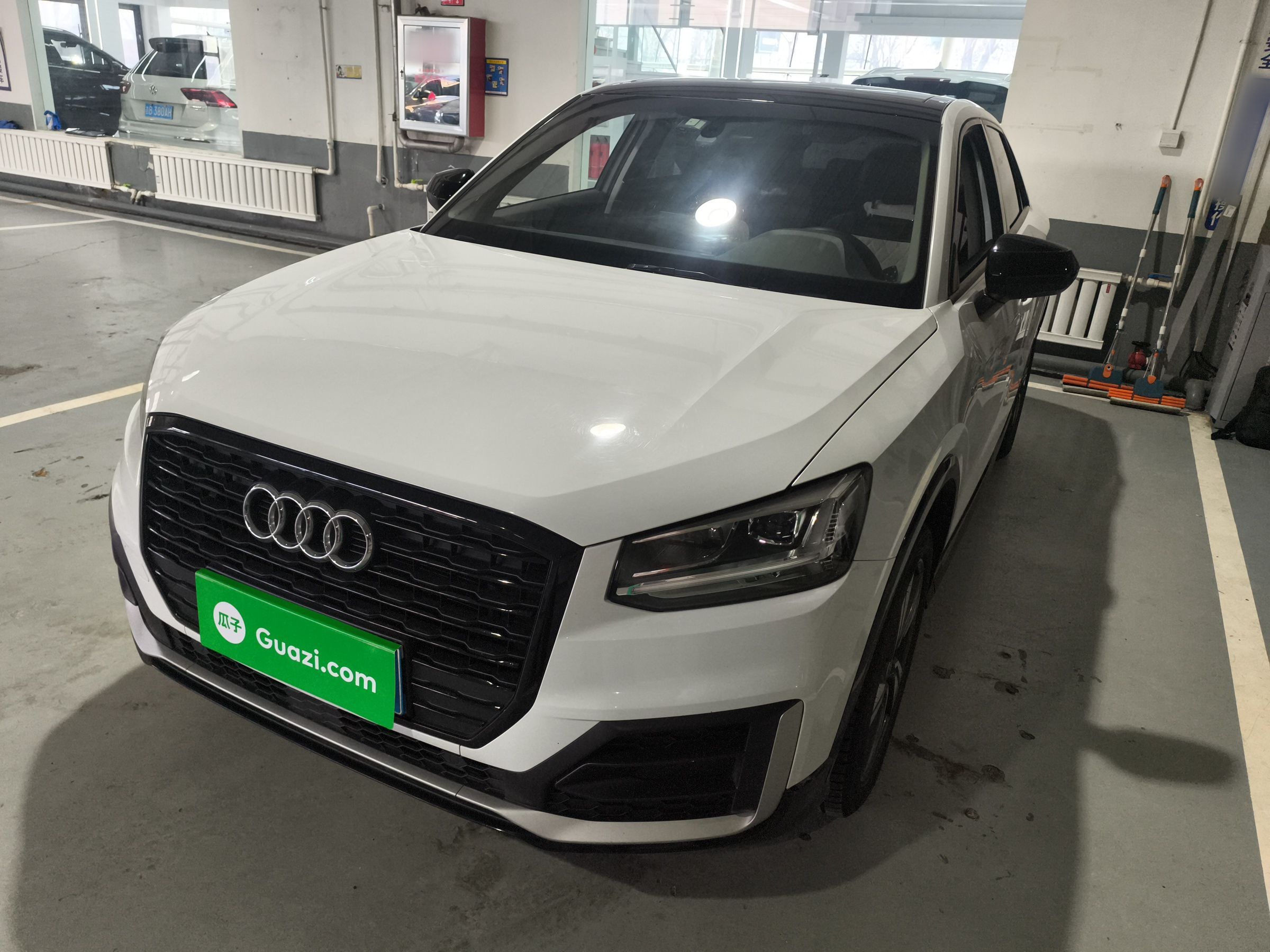 تحت مقدمة السيارة