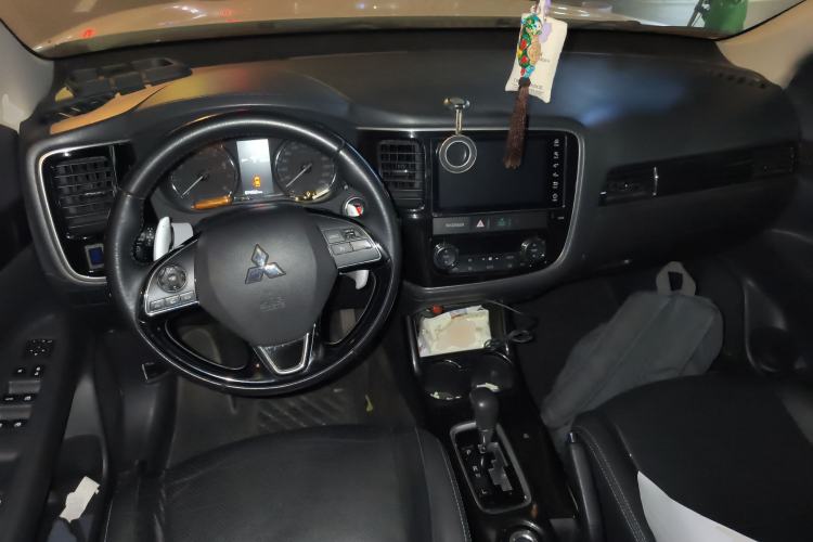 Used Mitsubishi Outlander 2016 2.4L 4x4 Luxury Edition 7-Seater