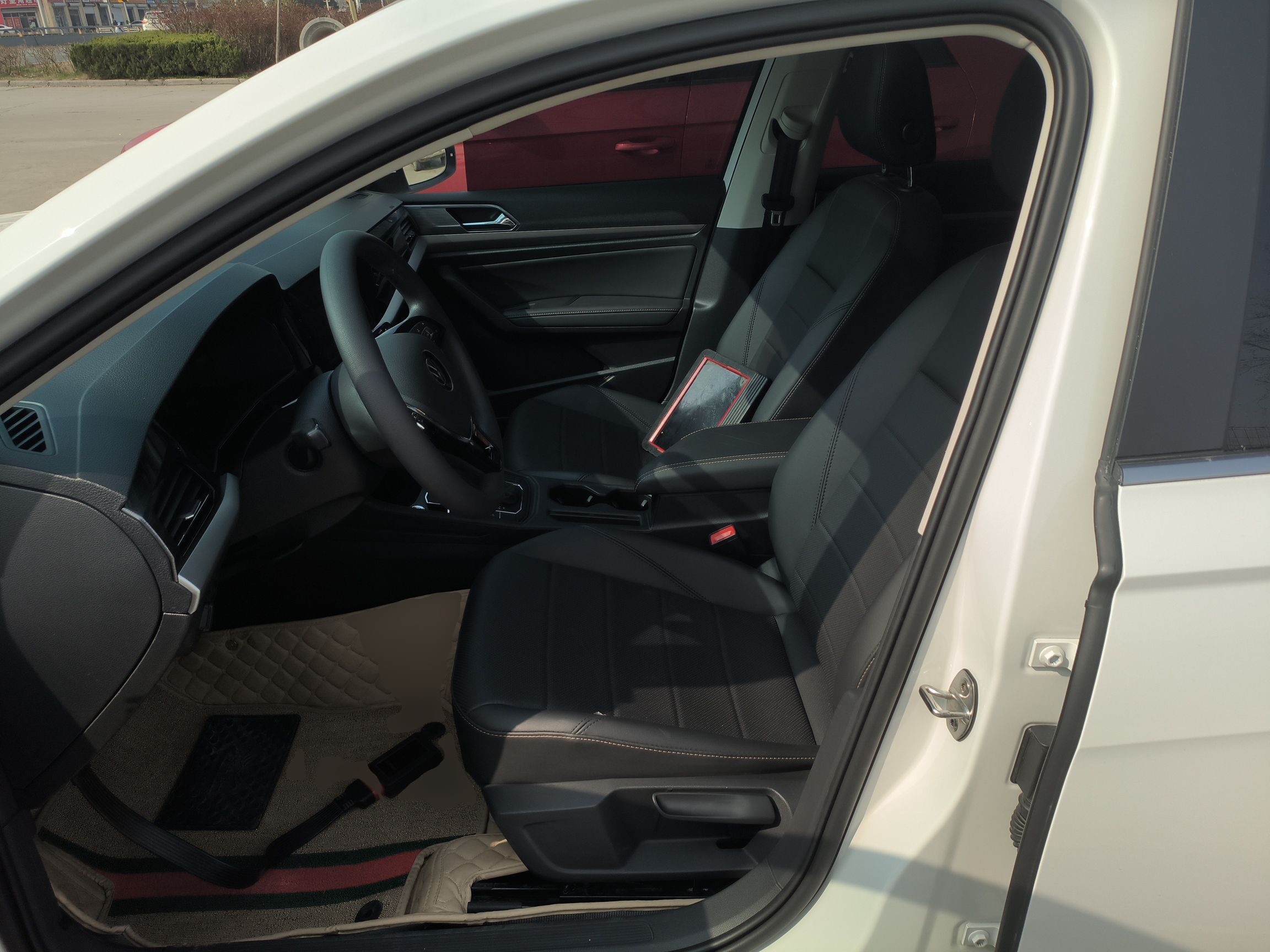 المقاعد الأمامية داخل السيارة