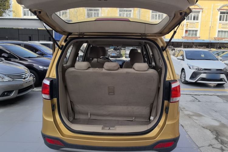 Used Baojun 730 2014 1.5L manual standard trim 7 seats Trunk