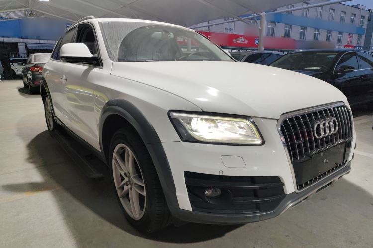 Used Audi Q5 2017 Plus 40 TFSI Technology Model Front Right 45 Deg