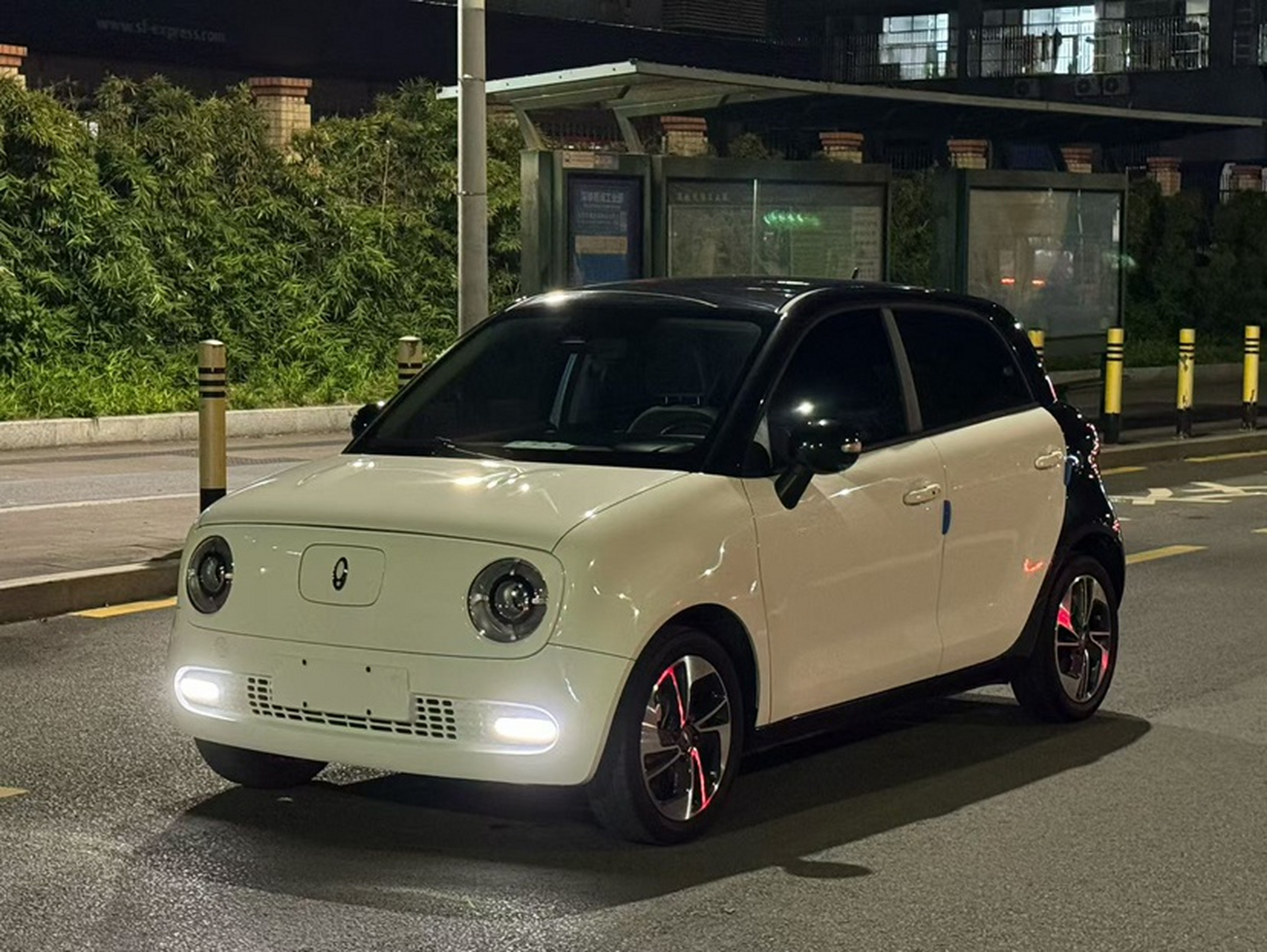 تحت مقدمة السيارة