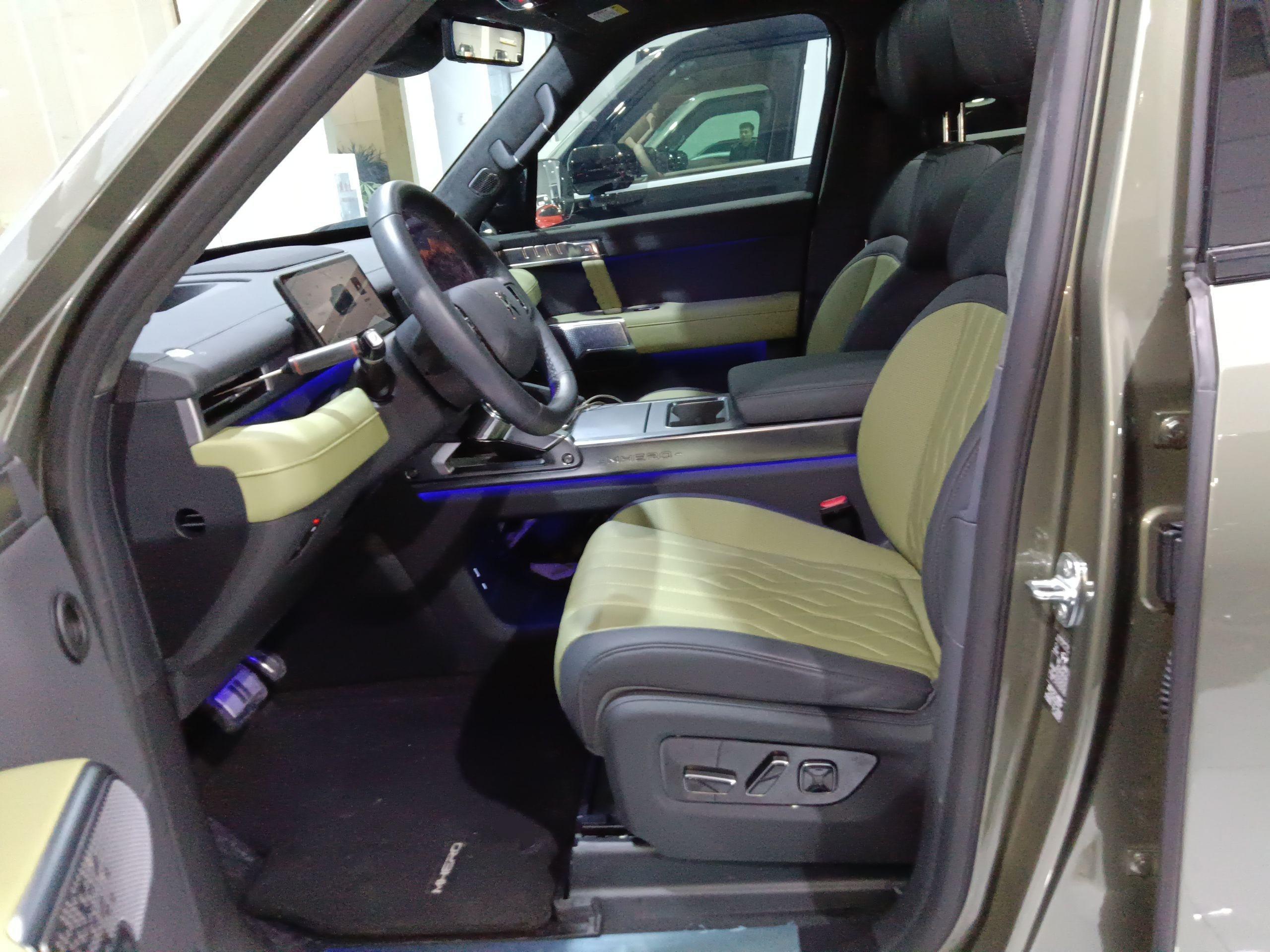 المقاعد الأمامية داخل السيارة