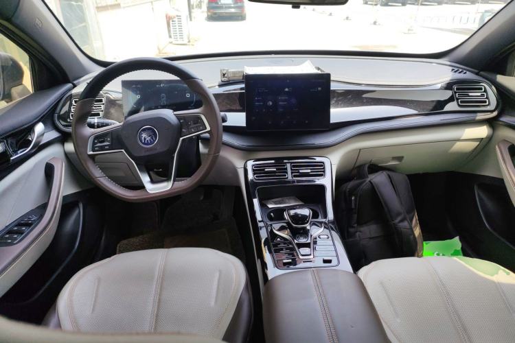 Used BYD Qin PLUS 2024 HONOR Edition DM-i 55KM Leading Model Center Console