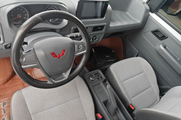 Used Wuling Yangguang 2024 300km Comfort Version with Sealed Windows 60kW Center Console