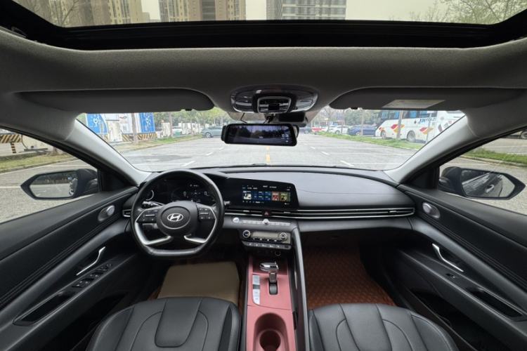 Used Hyundai Elantra 2023 1.5L CVT LUX Prestige Edition Interior 3