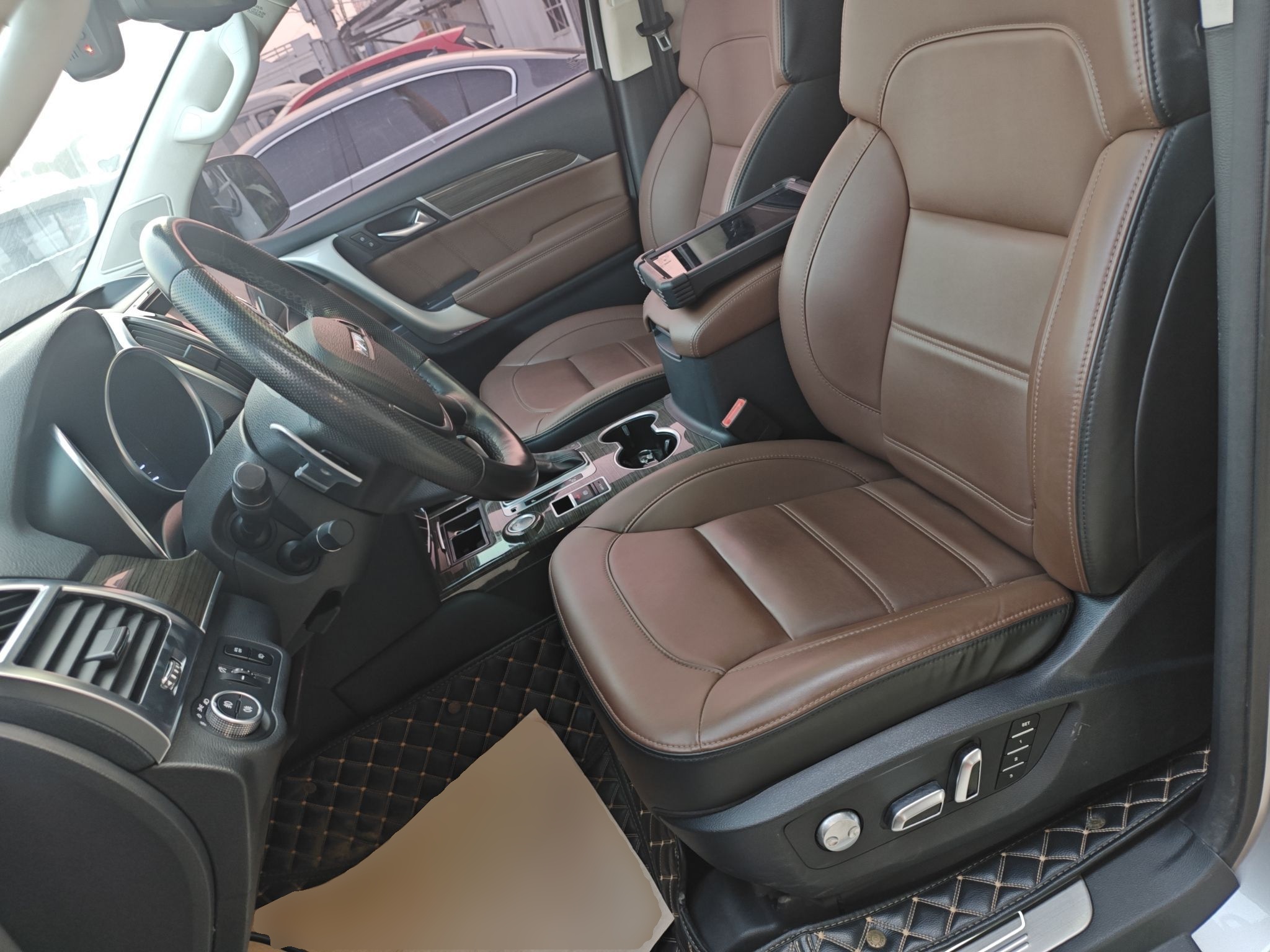 المقاعد الأمامية داخل السيارة