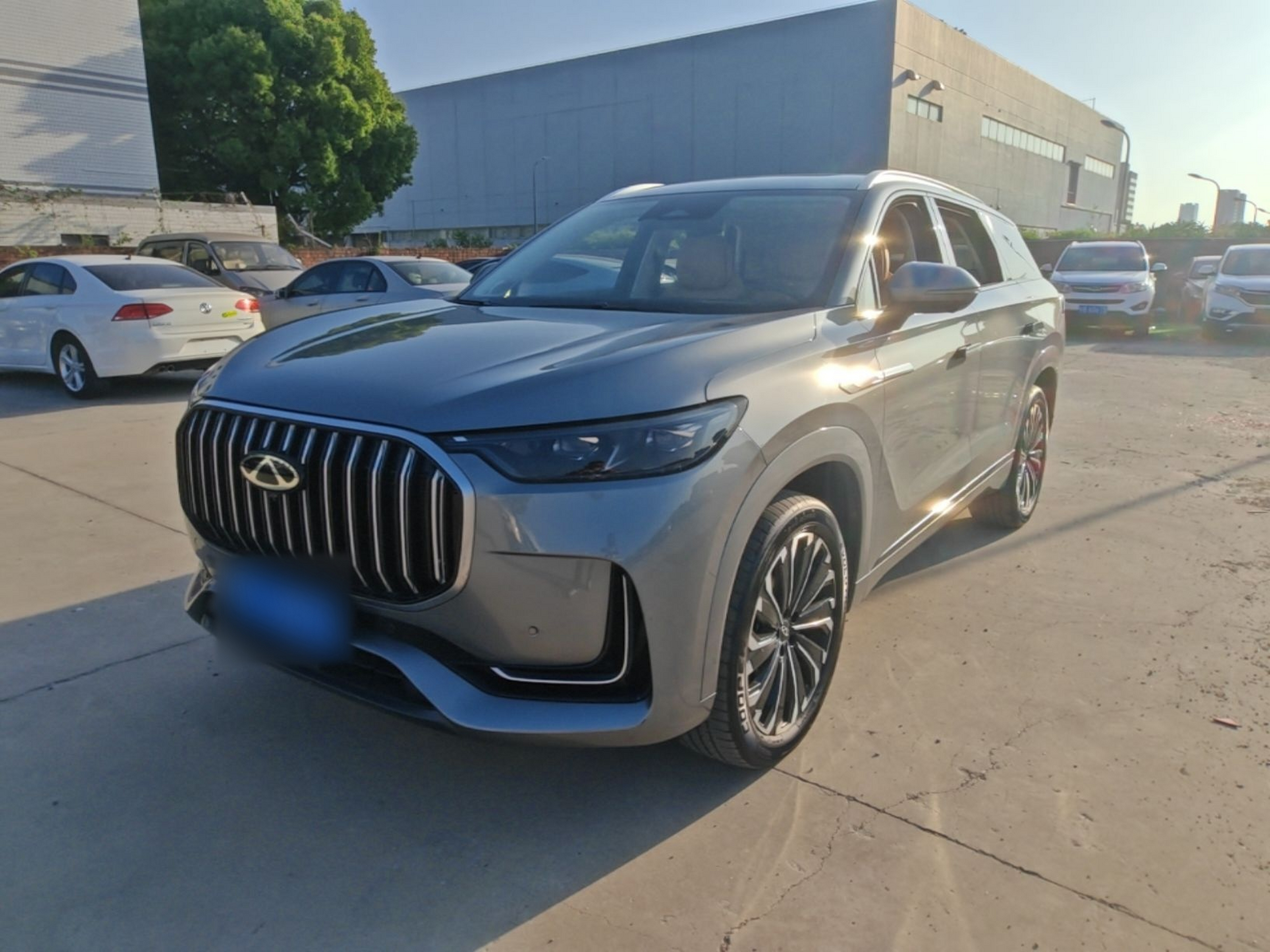 Под передней частью автомобиля
