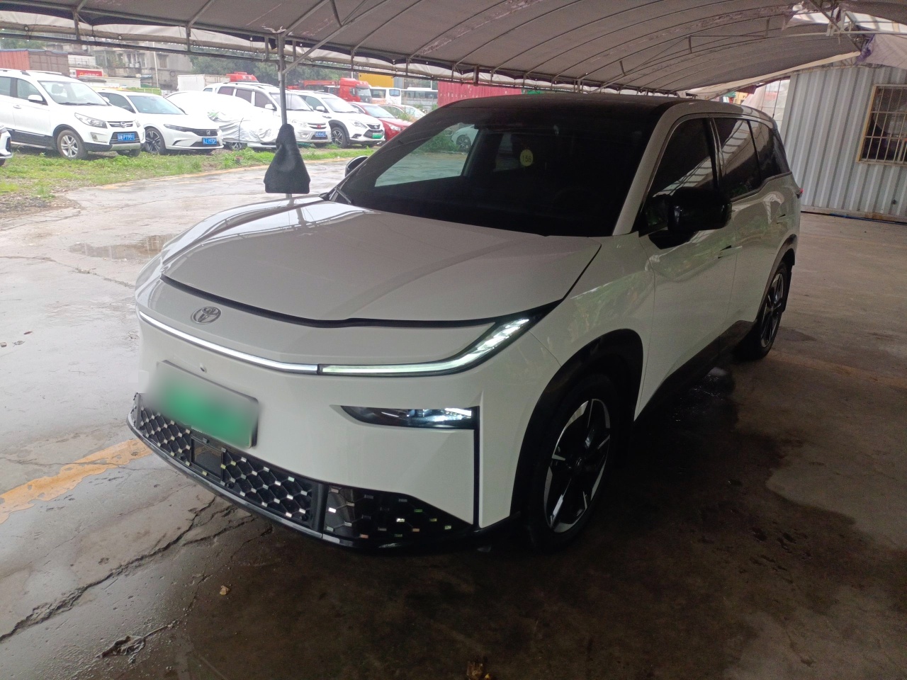 Под передней частью автомобиля