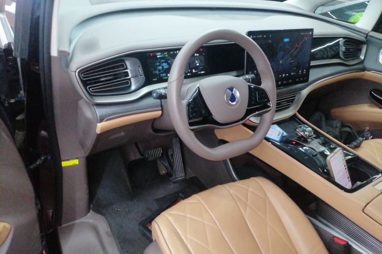 Used Denza D9 2022 EV 600 Four-Wheel Drive Prestige Model
