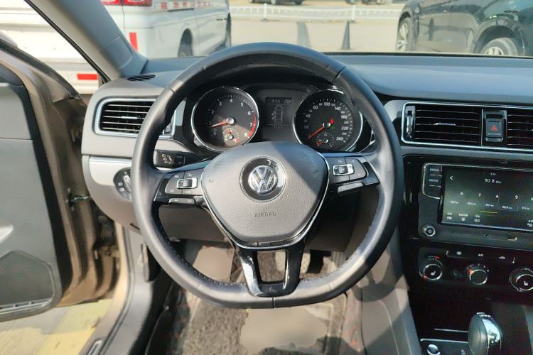 Used Volkswagen Sagitar 2017 180TSI Automatic Luxury Edition Steering Wheel