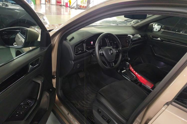 Used Volkswagen T-ROC 2018 280TSI DSG Two-Wheel Drive Luxury Version China VI Standard Driver Seat