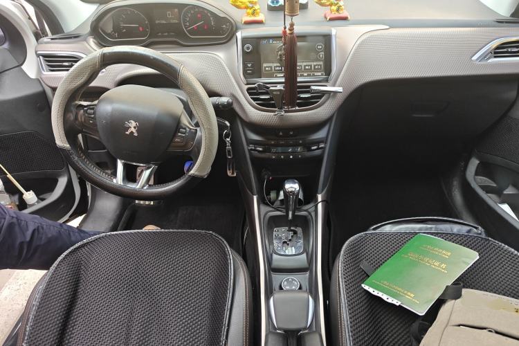 Used Peugeot 2008 2015 1.6THP Roland Garros Edition Center Console