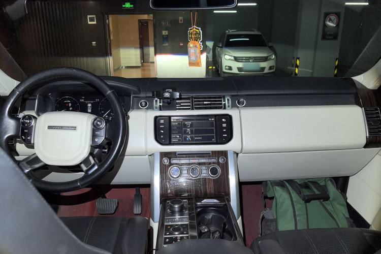 Used Land Rover Range 2014 Revised 3.0 SC V6 Vogue Center Console