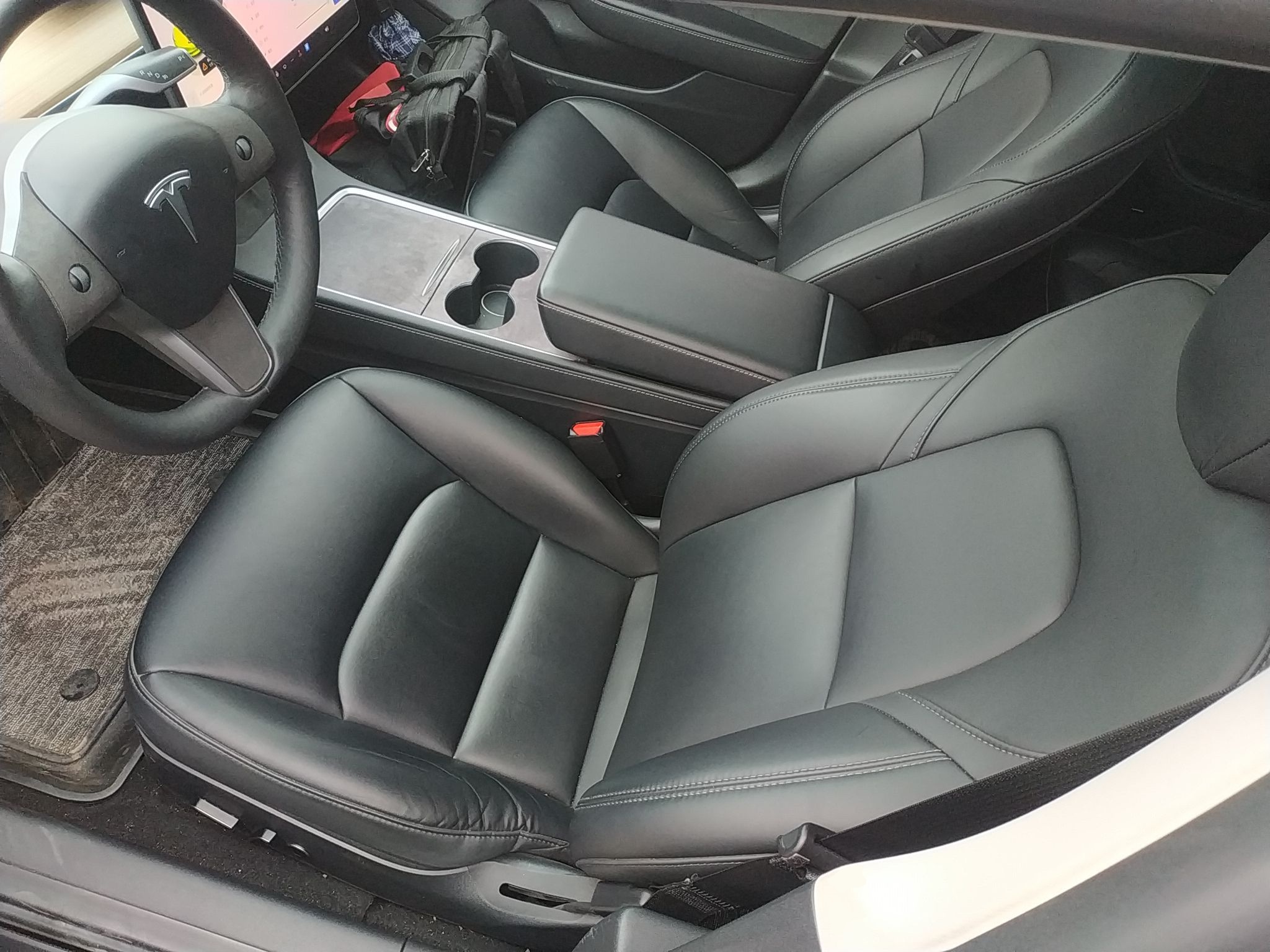 Переднее сиденье в автомобиле