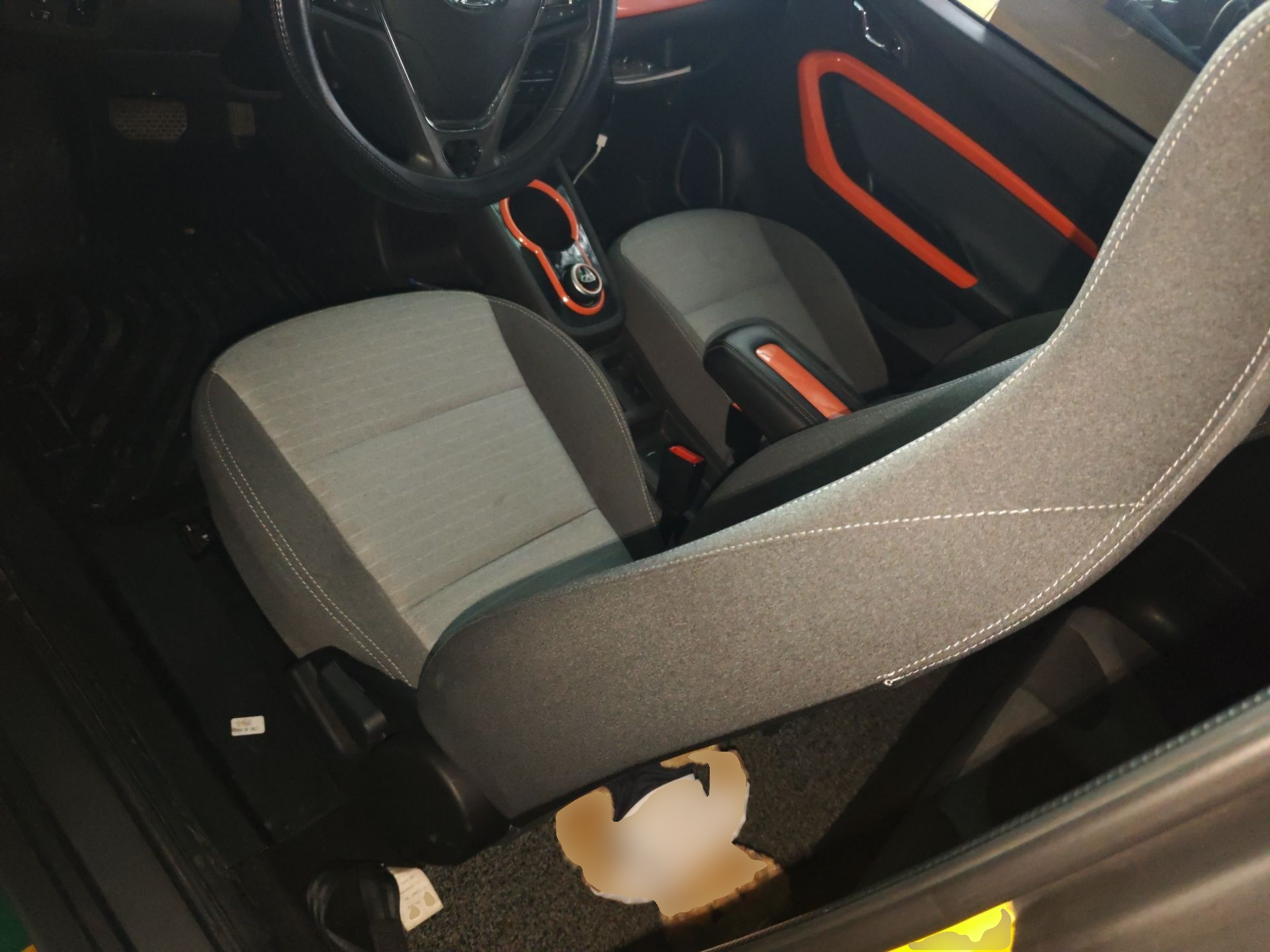 المقاعد الأمامية داخل السيارة