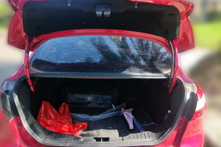 Used Ford Focus 2012 Sedan 1.6L Automatic Fashion Edition
