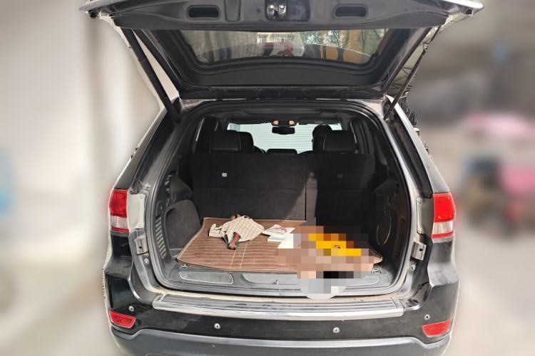 Used Jeep Grand Cherokee 2011 3.6L Luxury Navigation Edition Trunk