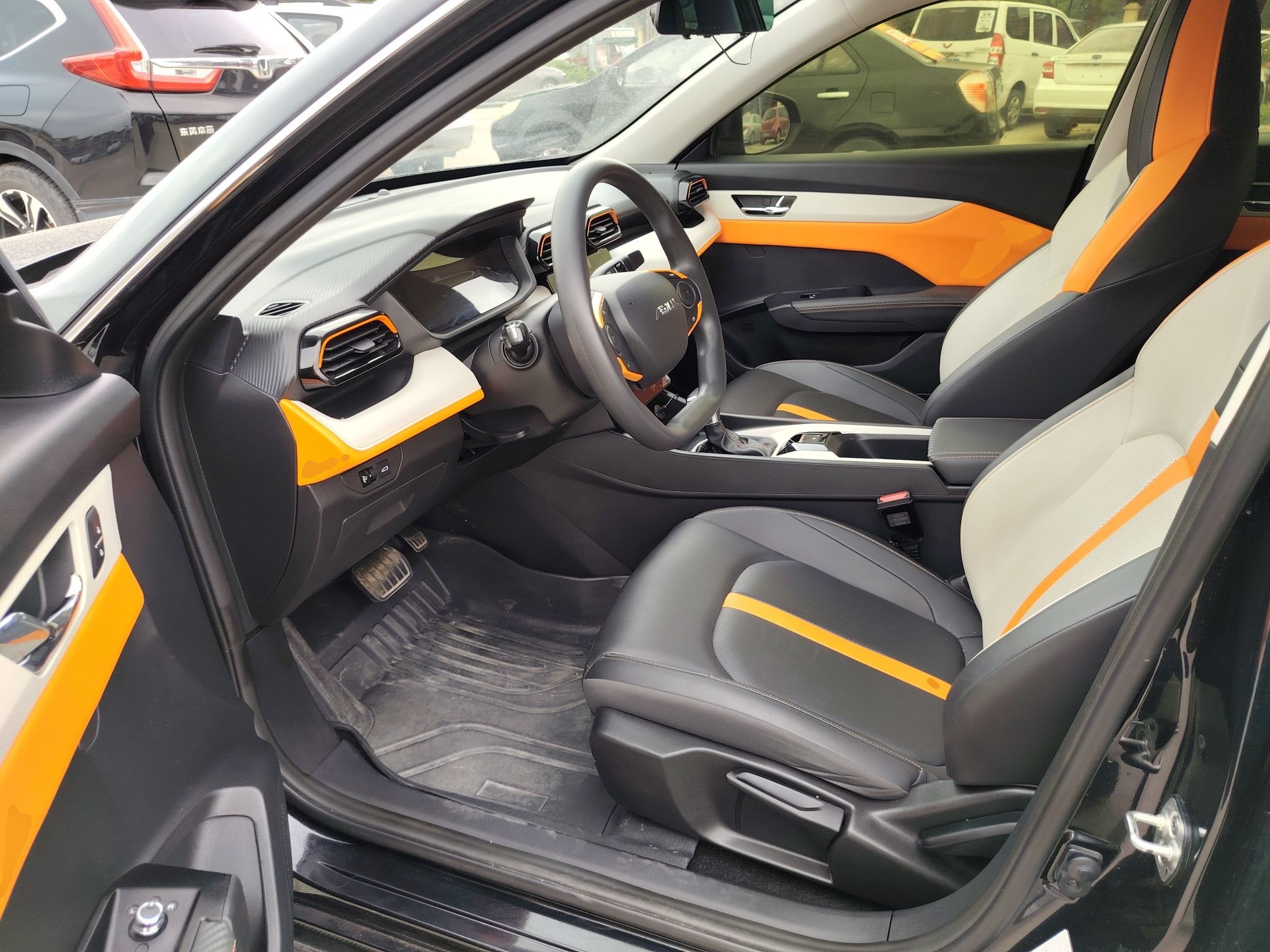 المقاعد الأمامية داخل السيارة