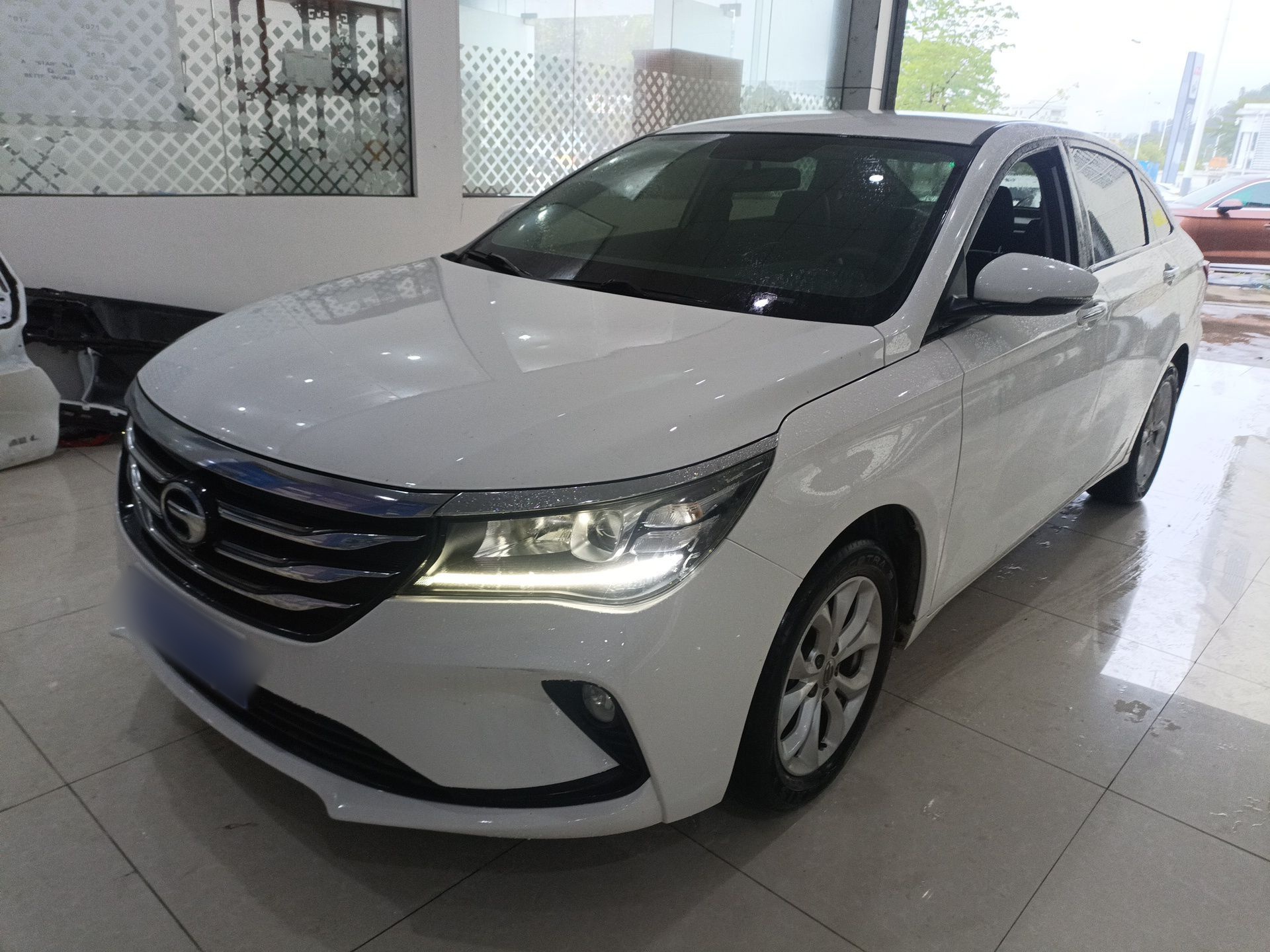 تحت مقدمة السيارة