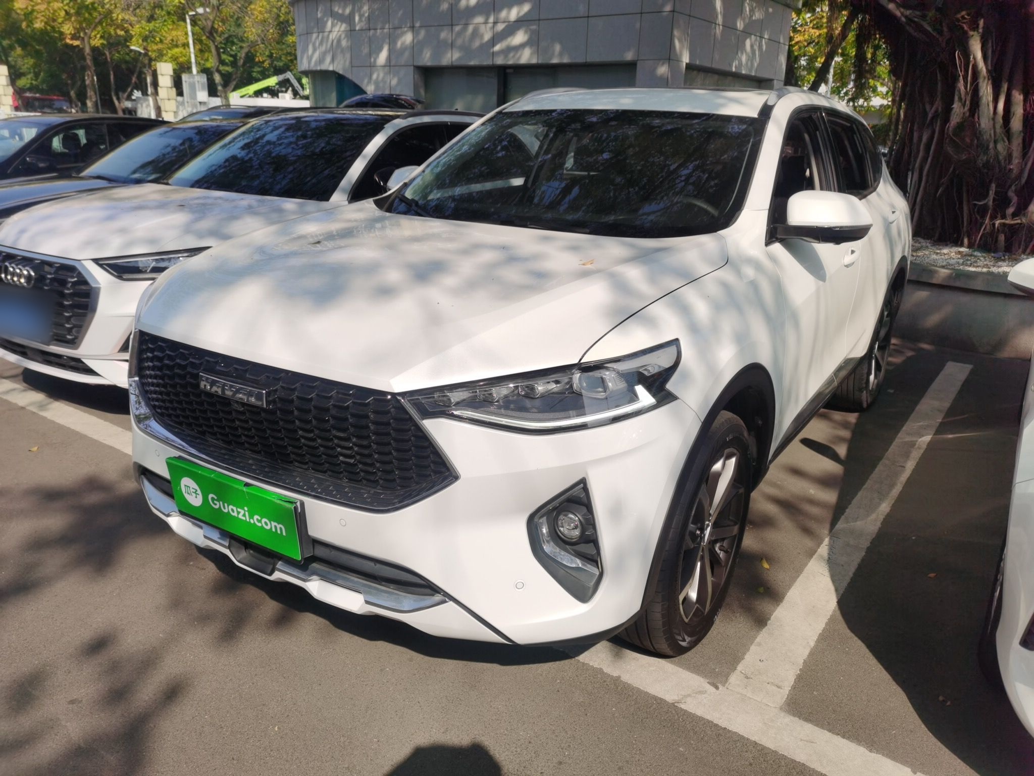 Под передней частью автомобиля