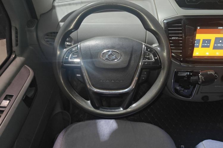 Used SAIC MAXUS Xintu V80 2017 2.5T AMT Aoyuntong National V Short Wheelbase Mid-Roof 5/6/10-Seater
